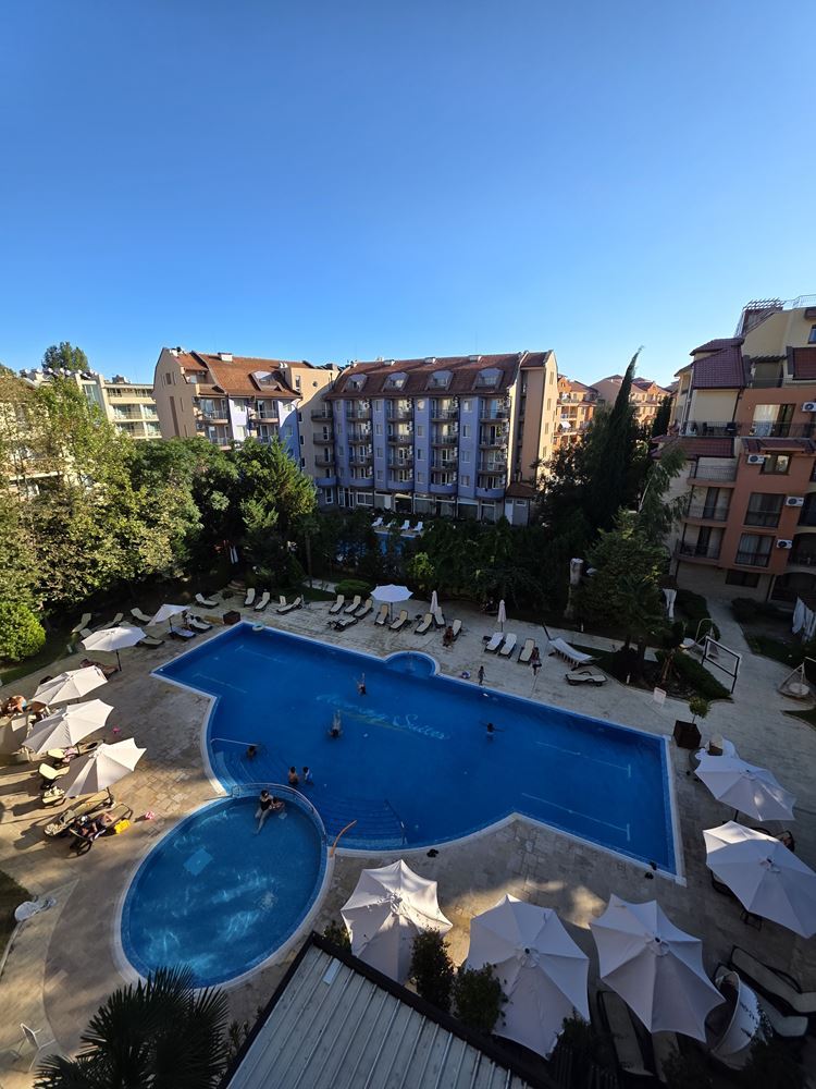 Herrliche Wohnung mit einem Schlafzimmer in einer Anlage in Sonnenstrand – Blick auf den Pool; Stil und Komfort