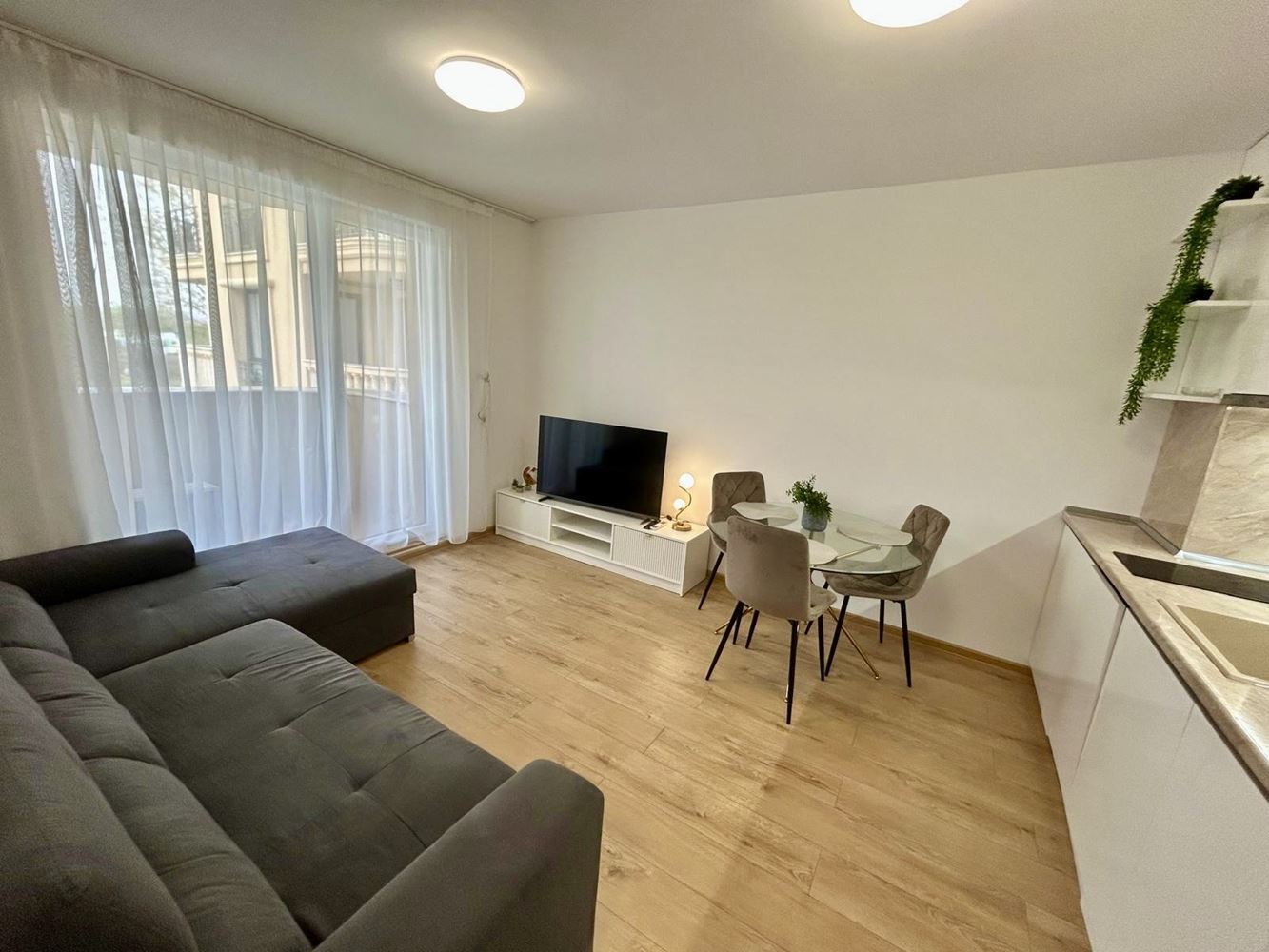 Zwei-Zimmer-Oase in einem neuen Luxuskomplex in Sonnenstrand – mit Poolblick