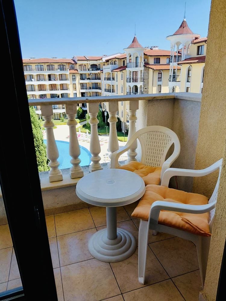 Meereskomfort mit Poolblick – Wohnung mit einem Schlafzimmer in einer prestigeträchtigen Anlage in Sonnenstrand