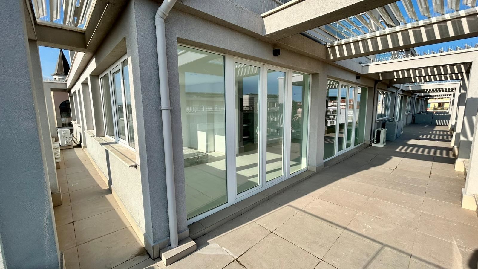 Sonnenstrand – neue Drei-Zimmer-Wohnung (Apartment mit zwei Schlafzimmern) mit großer Terrasse und Poolblick
