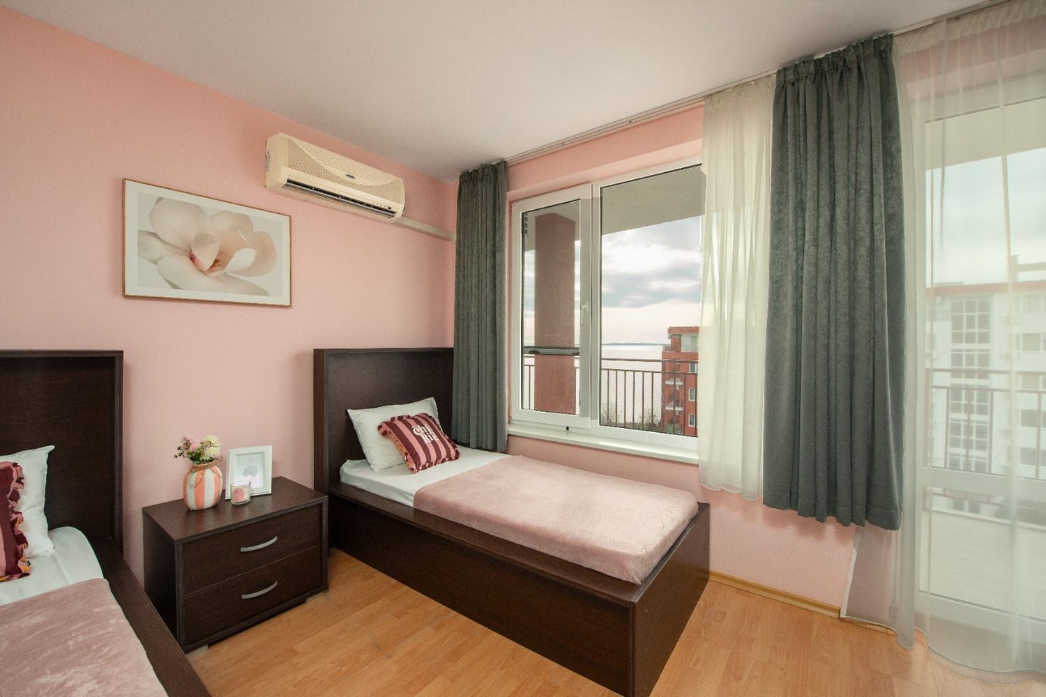Stilvolles Zwei-Schlafzimmer-Apartment in erster Meereslinie mit direktem Meerblick in Sveti Vlas – Raum, Luxus und vollständige Annehmlichkeiten