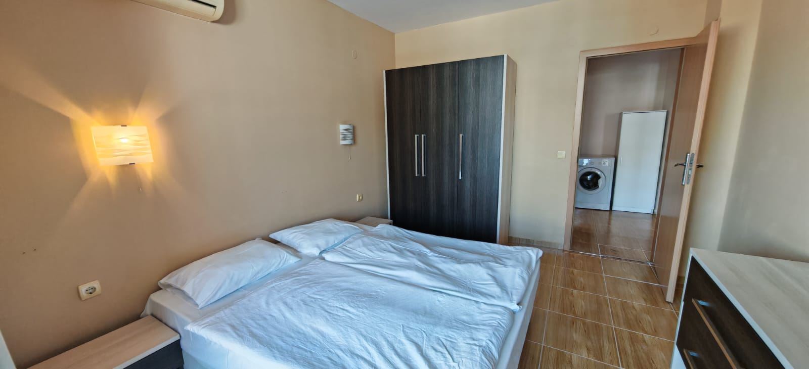 Drei-Zimmer-Wohnung 200 m vom Meer entfernt in Sveti Vlas mit zwei Terrassen und teilweise Meerblick