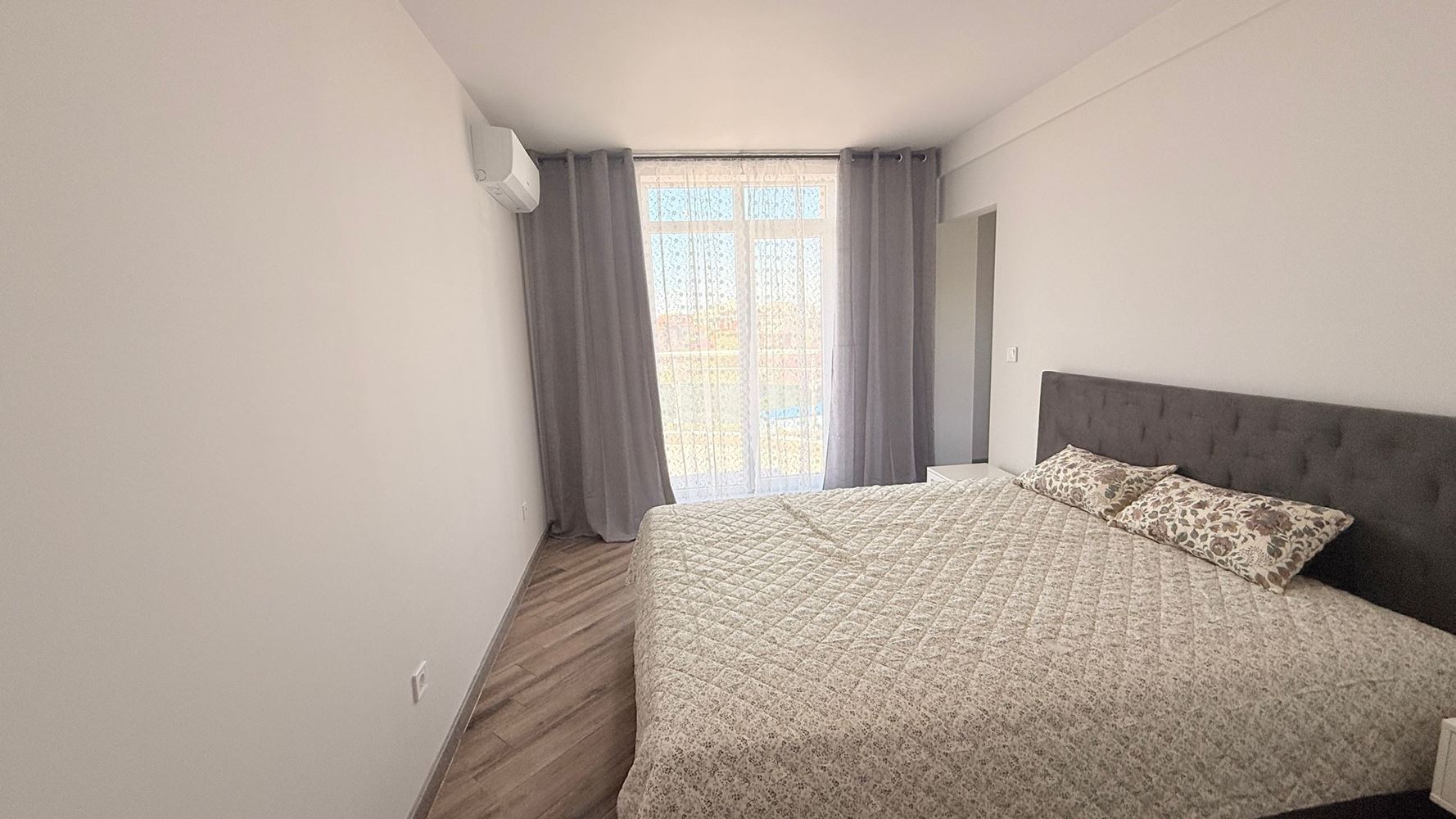 Luxuriöse Wohnung mit drei Schlafzimmern in erster Meereslinie in Ravda – Raum, Prestige und beeindruckendes Meerespanorama