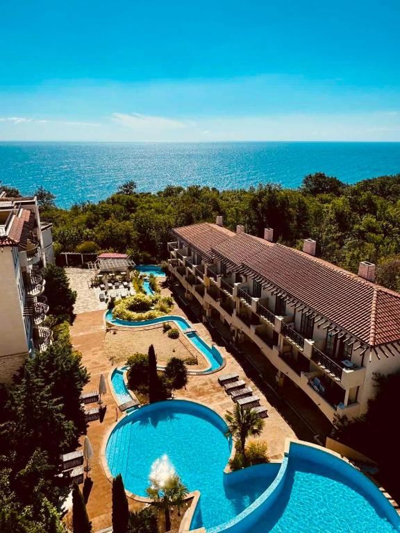 Wunderschöne Zweizimmerwohnung mit Meerblick in einer luxuriösen Anlage direkt am Strand in Obzor