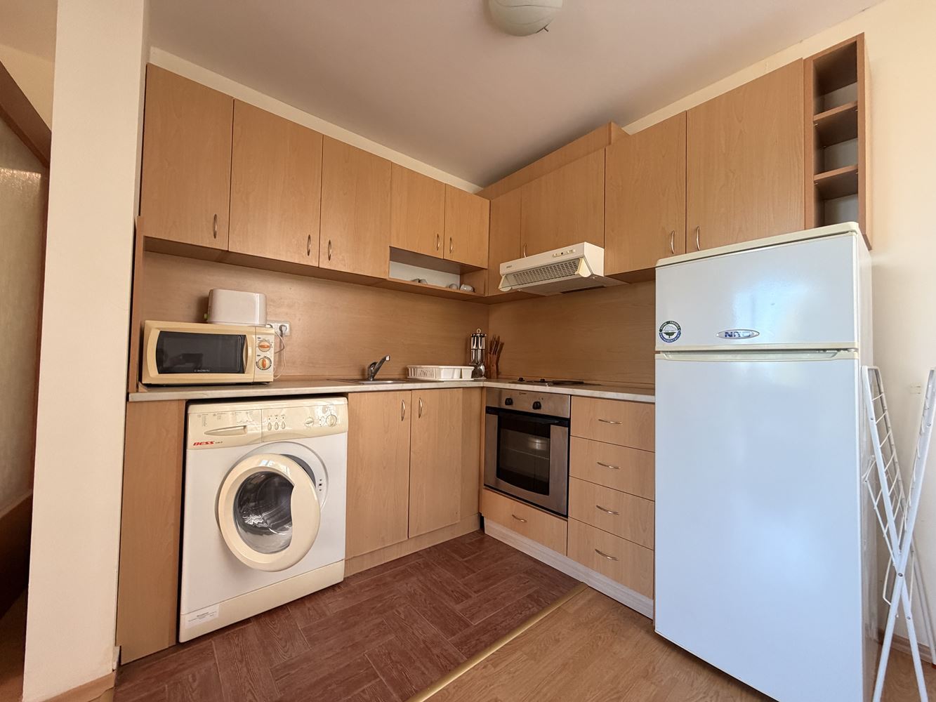 Absolute erste Meereslinie in Sveti Vlas! Geräumige Zweizimmerwohnung mit wunderschönem Meerblick