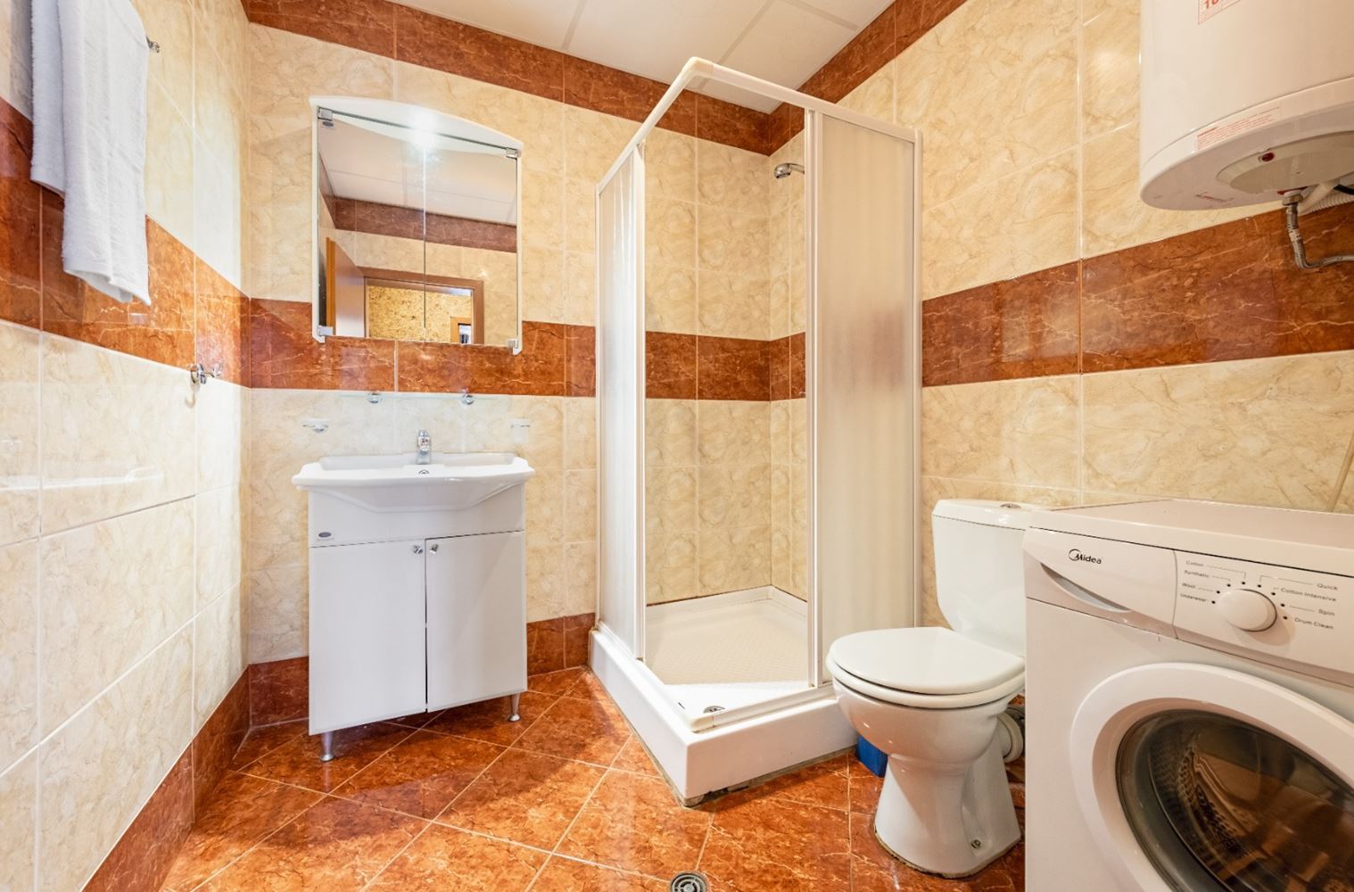 Stilvolles Zwei-Schlafzimmer-Apartment in erster Meereslinie mit direktem Meerblick in Sveti Vlas – Raum, Luxus und vollständige Annehmlichkeiten