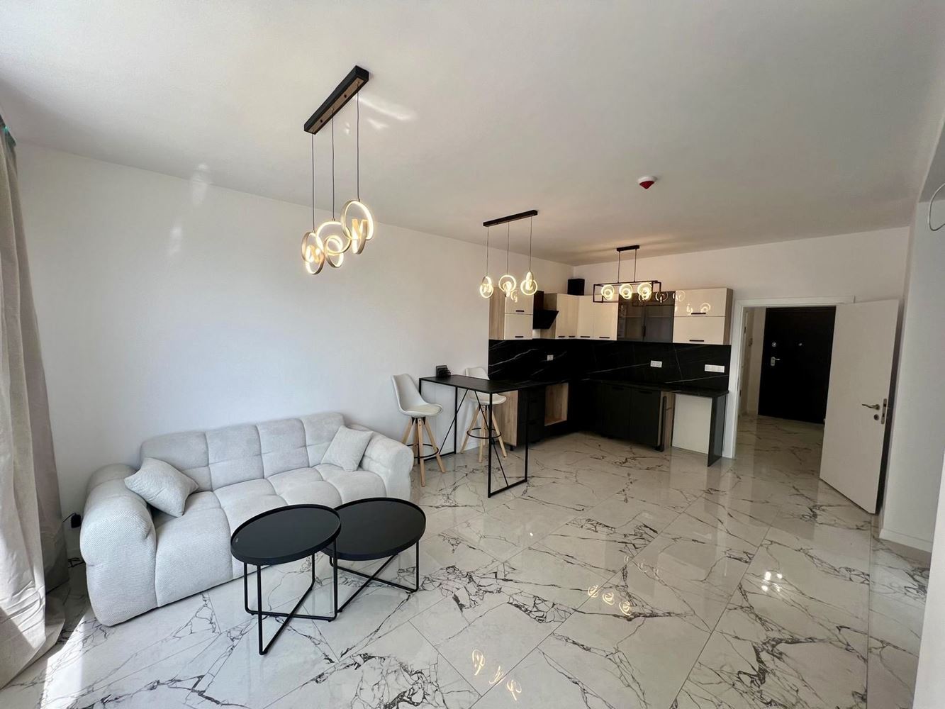 Moderne 2-Zimmer-Wohnung mit Panoramablick in einem renommierten Komplex – bezugsfertig