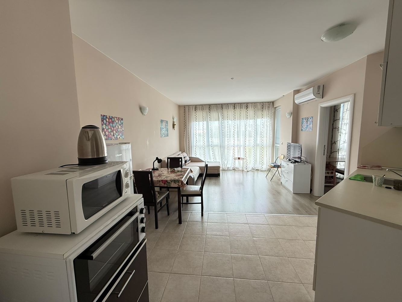 Zweizimmerwohnung inmitten von viel Grün in einer Anlage mit Swimmingpool und Kinderspielplatz