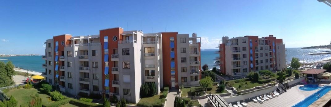 3-Zimmer-Wohnung in erster Linie mit frontalem Meerblick in Pomorie. Mit Tiefgaragenstellplatz!