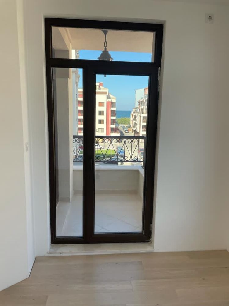 Geräumige Fünfzimmerwohnung mit Meerpanorama in Pomorie – Komfort, Stil und Funktionalität für eine große Familie