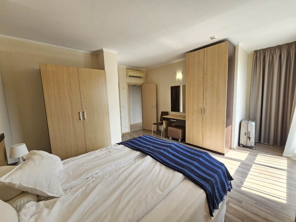 Luxuriöse Drei-Zimmer-Wohnung mit drei Schlafzimmern in erster Meereslinie in Obzor – Panoramablick auf Meer und Berge