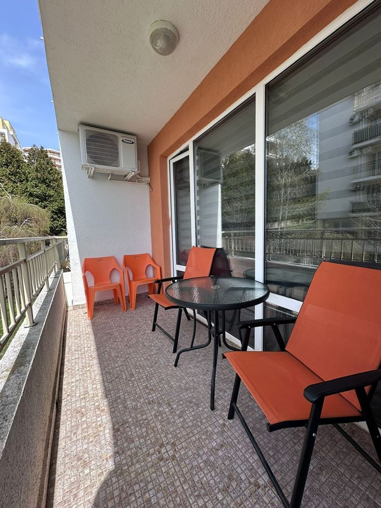 Zwei-Zimmer-Wohnung mit teilweisem Meerblick in Sveti Vlas – möbliert, nach Renovierung, in einer luxuriösen geschlossenen Anlage