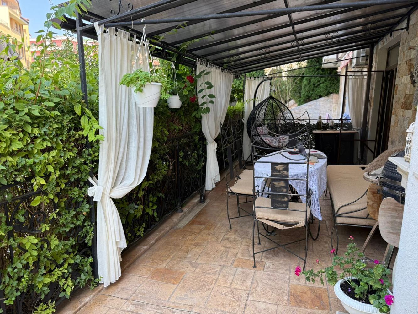 Luxuriöses Maisonette-Apartment mit großzügiger Veranda und Poolblick in Sveti Vlas
