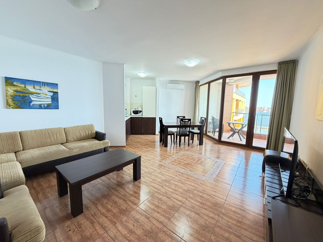Wohnung mit zwei Schlafzimmern und direktem Meerblick in erster Meereslinie in Nessebar