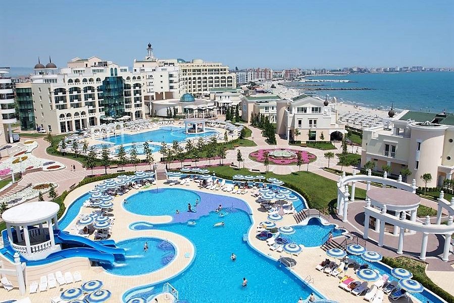 Geräumige Wohnung mit einem Schlafzimmer in erster Meereslinie in Pomorie mit Meerblick