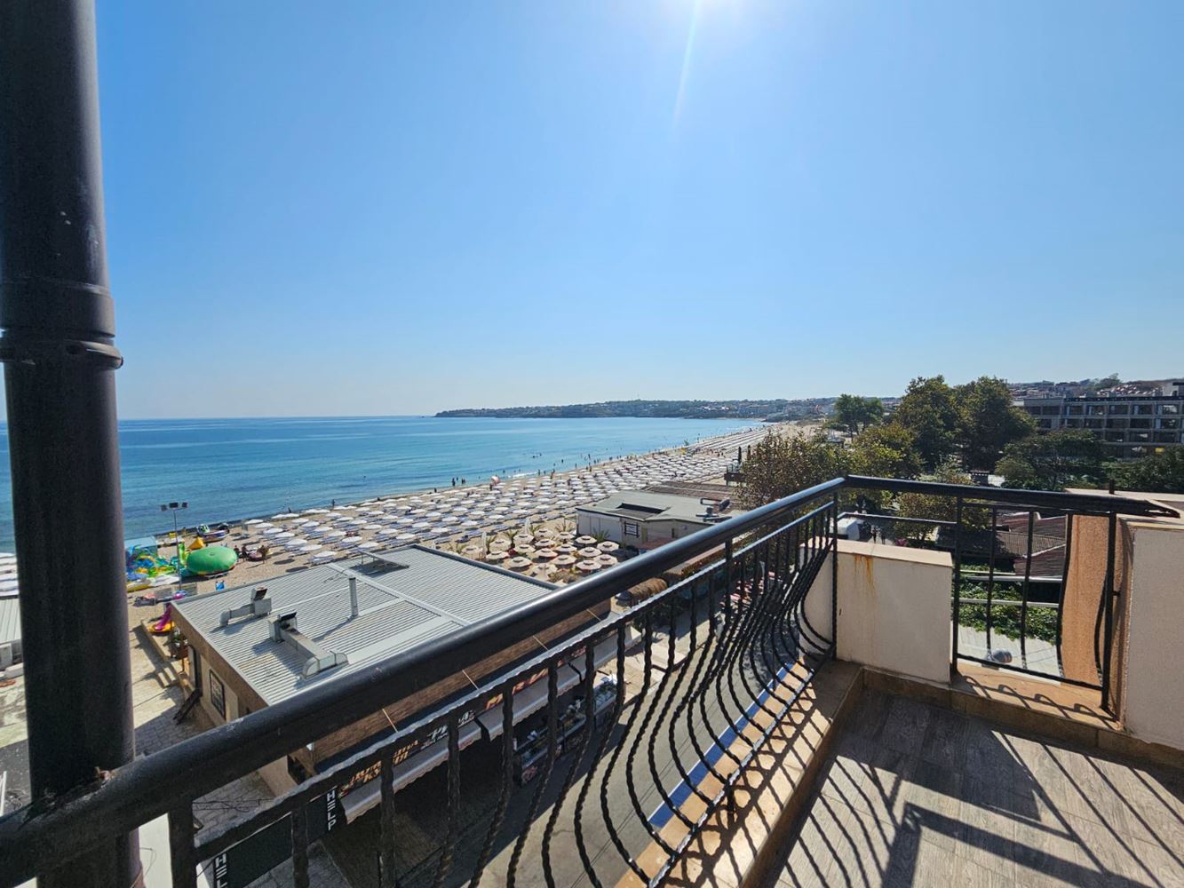 Geräumige Drei-Zimmer-Wohnung in erster Meereslinie in Sozopol mit einzigartiger Panoramaterrasse