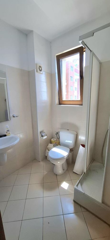 3-Zimmer-Wohnung in erster Linie mit frontalem Meerblick in Pomorie. Mit Tiefgaragenstellplatz!