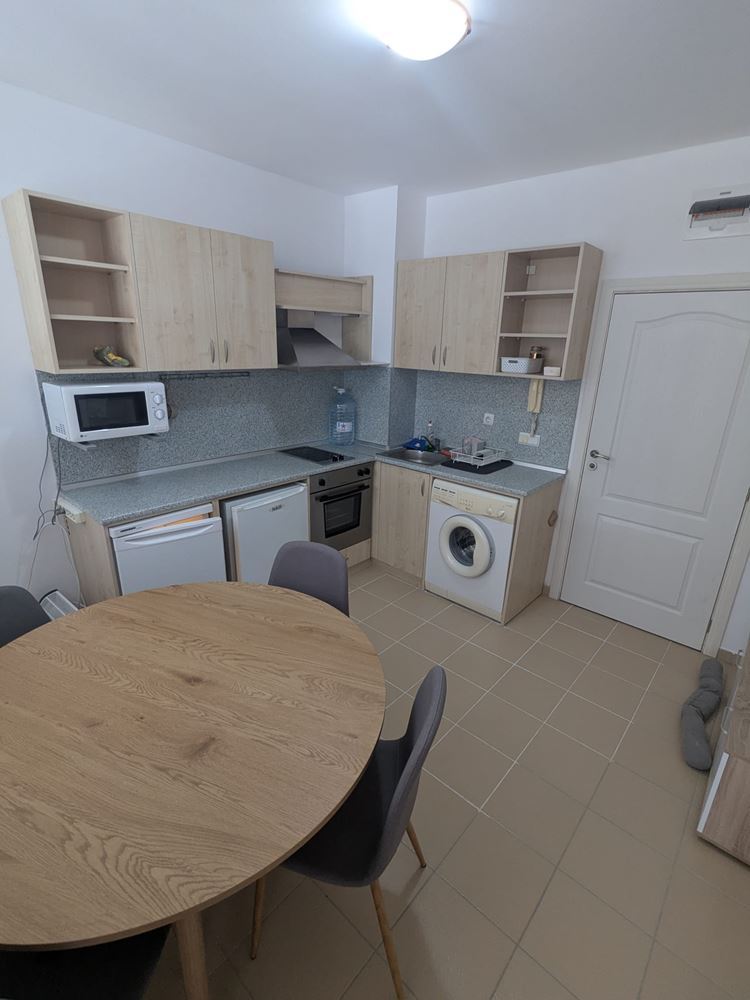 Geräumige Drei-Zimmer-Wohnung mit frontalem Meerpanorama in einer Anlage in Ravda