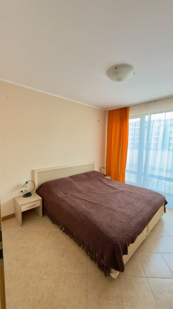 Geräumige Zweizimmerwohnung mit großer Terrasse und Poolblick in Sonnenstrand