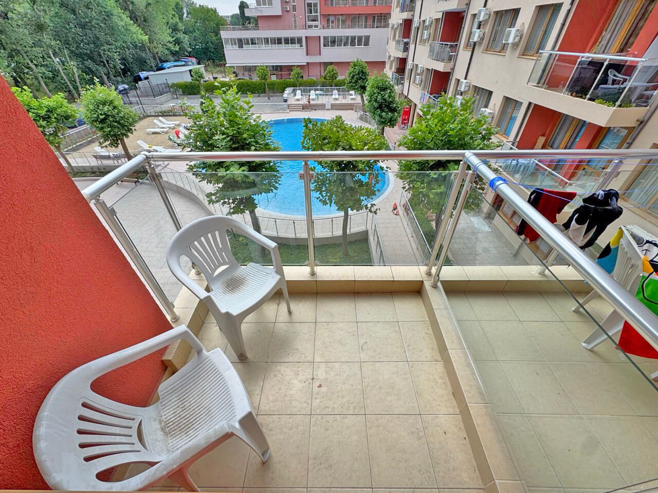 Gemütliches Studio mit Poolblick in einer prestigeträchtigen Anlage an der Grenze zwischen Nessebar und Sonnenstrand