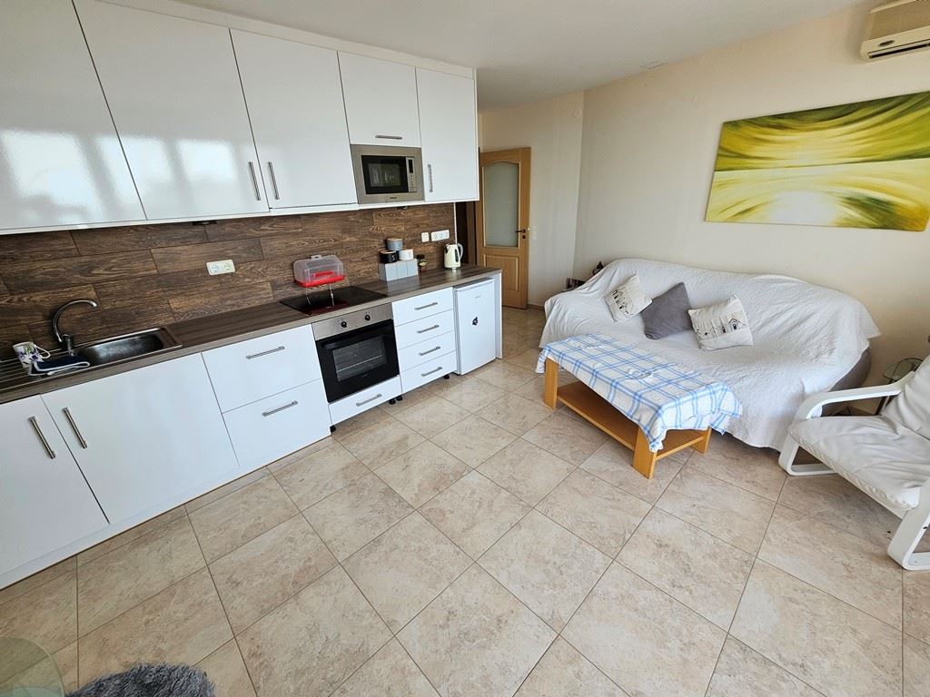 Panorama-Apartment mit zwei Schlafzimmern nur wenige Meter vom Strand entfernt in Elenite mit atemberaubendem Blick auf die Bucht