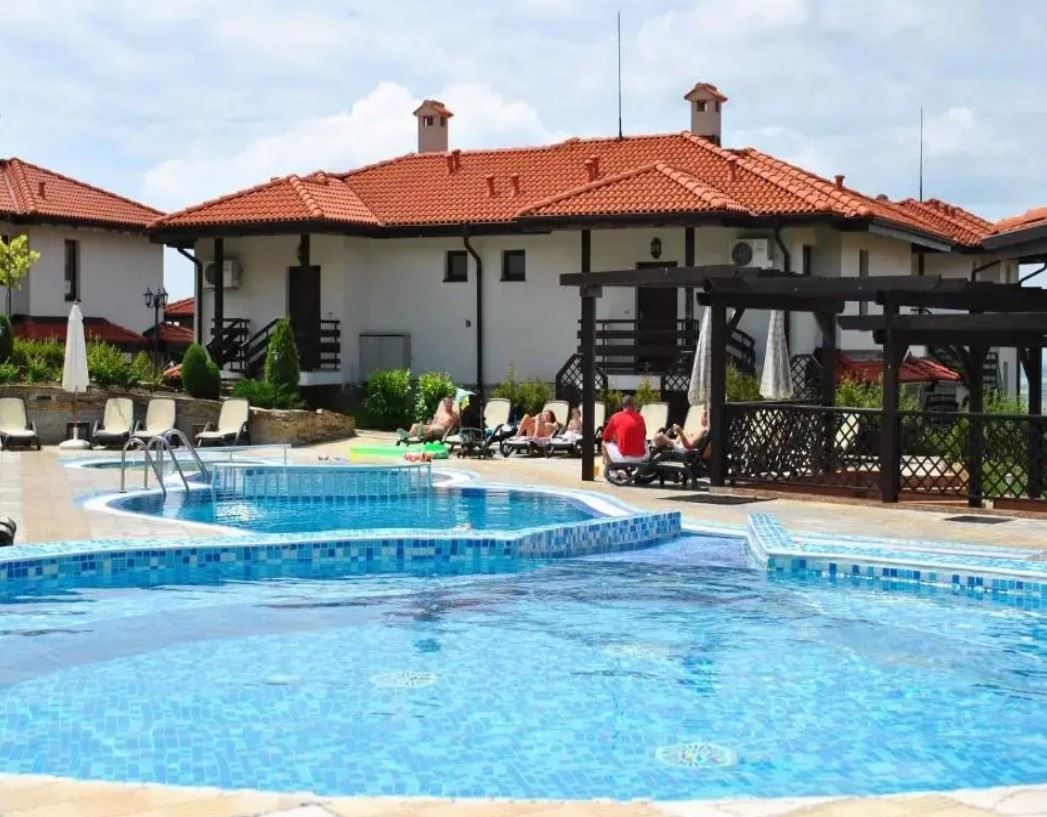 Renovierte Zwei-Schlafzimmer-Wohnung mit Panoramablick in einer modernen Anlage nahe Sonnenstrand