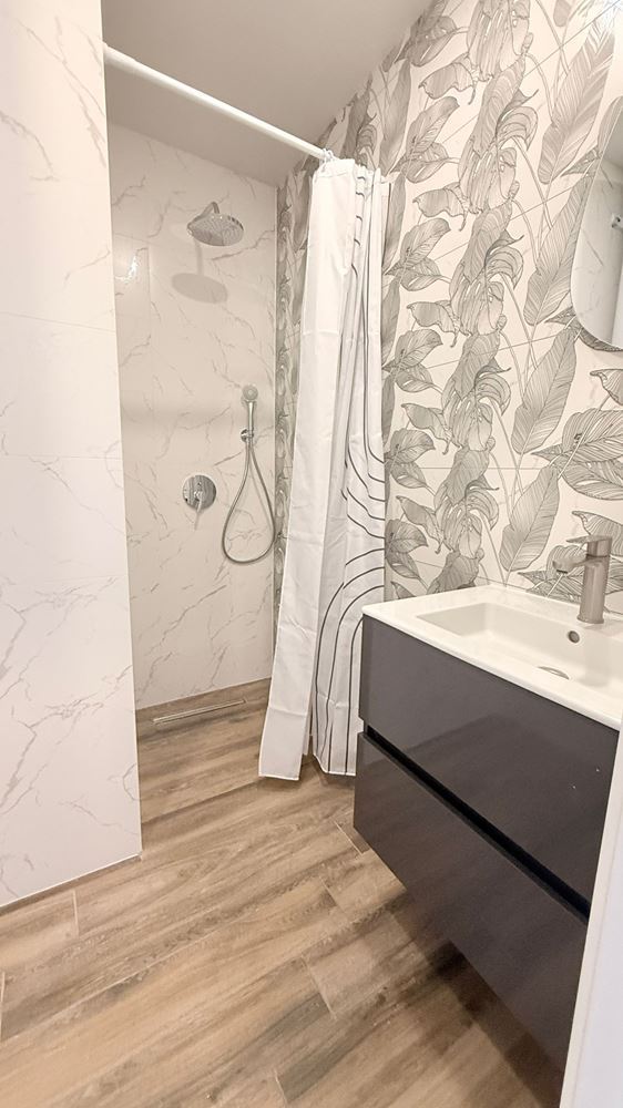 Luxuriöse Wohnung mit drei Schlafzimmern in erster Meereslinie in Ravda – Raum, Prestige und beeindruckendes Meerespanorama