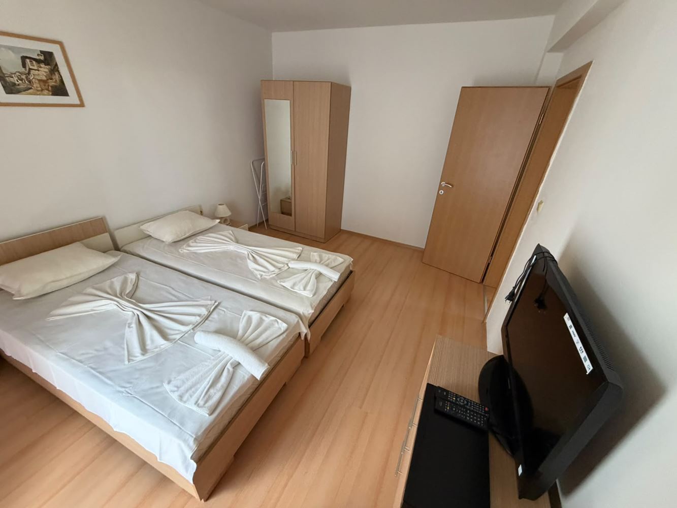 Geräumige Wohnung mit zwei Schlafzimmern mit Meer- und Bergblick in einer schönen geschlossenen Wohnanlage am Meer