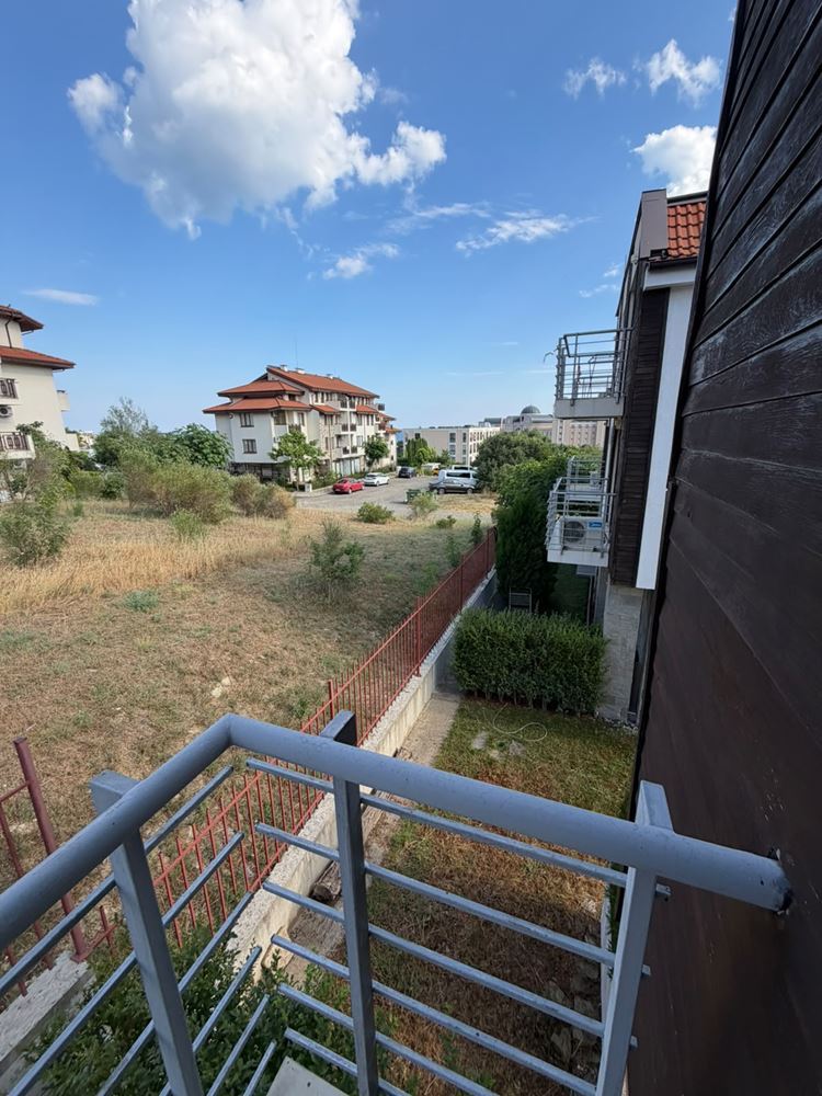 Geräumige Wohnung mit zwei Schlafzimmern mit Meer- und Bergblick in einer schönen geschlossenen Wohnanlage am Meer