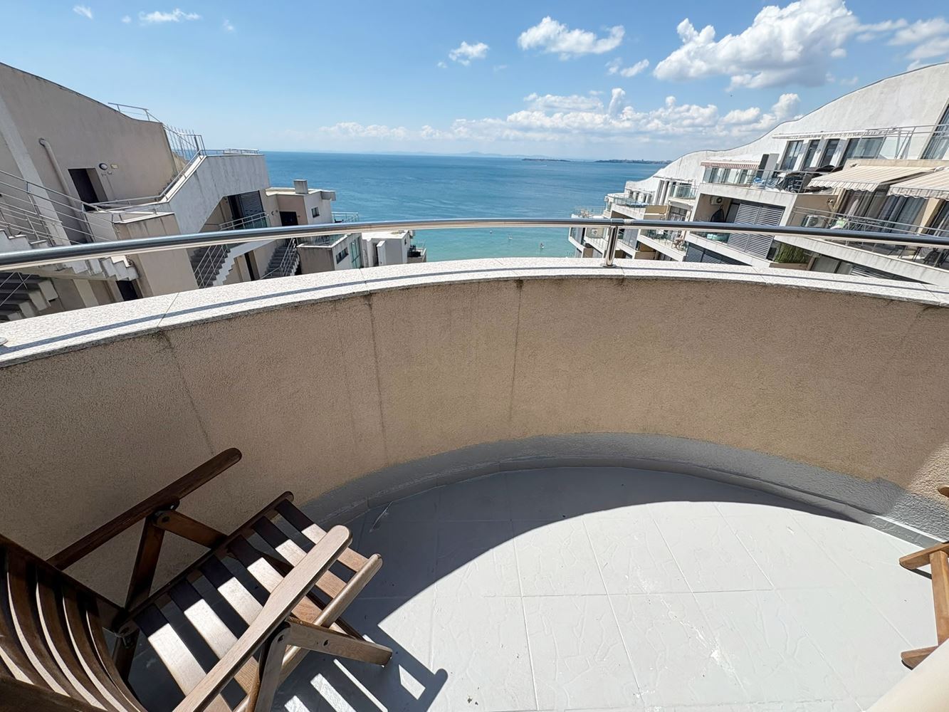 Luxuriöse 2-Zimmer-Wohnung mit Panoramablick auf das Meer in erster Linie in Sveti Vlas