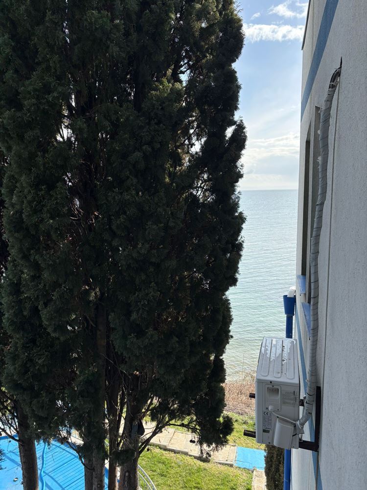 Geräumige Zwei-Zimmer-Wohnung an der ersten Meereslinie in Pomorie