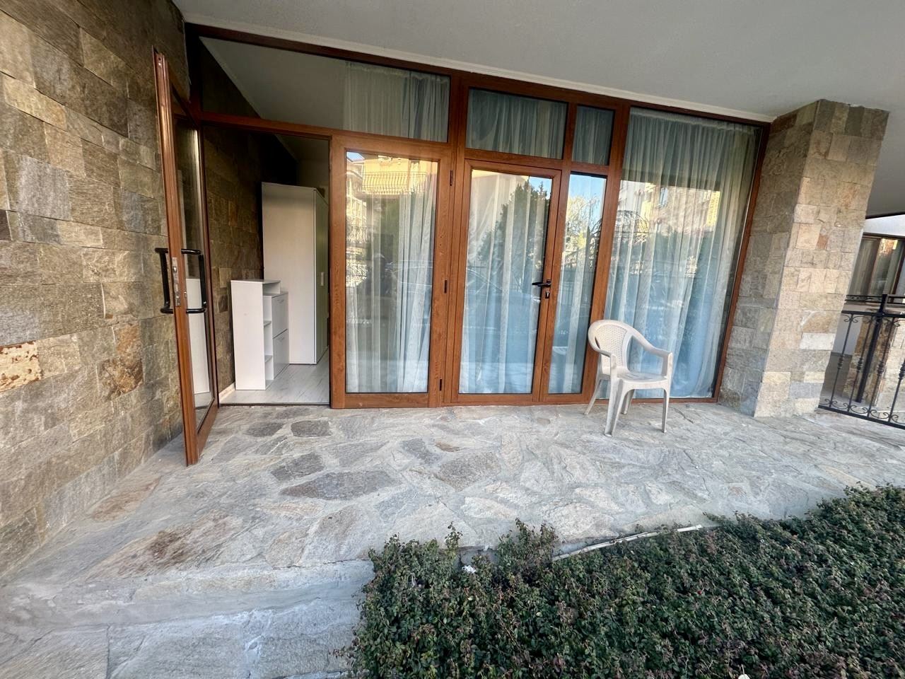 Geräumiges Erdgeschoss-Studio mit Terrasse und Möglichkeit zur Umwandlung in eine Ein-Zimmer-Wohnung – nur 300 m vom Meer