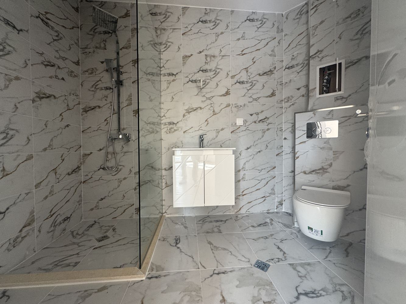 Studio in einer neuen Luxuswohnanlage in Sunny Beach mit Blick auf den Pool und den Garten