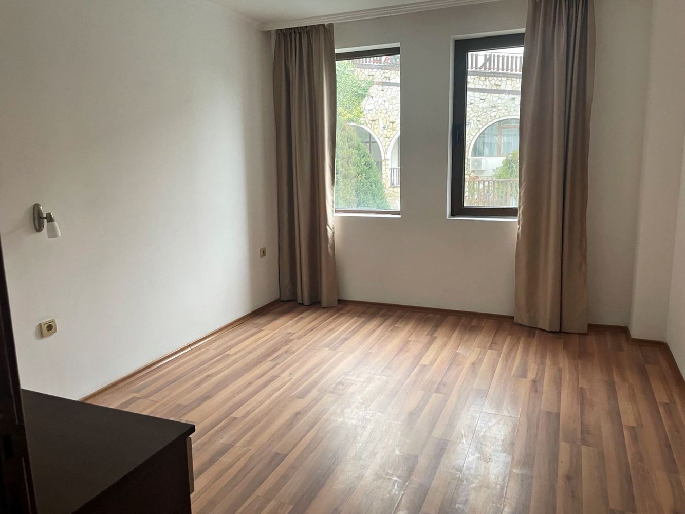 Luxus und Ruhe in erster Meereslinie in Sweti Wlas – großzügige 2-Zimmer-Wohnung mit Blick auf den Pool