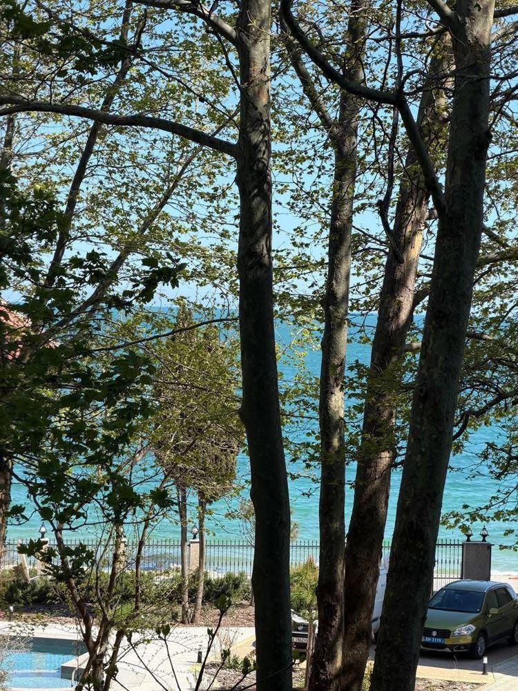 Geräumige Wohnung mit zwei Schlafzimmern und Meerblick in erster Linie in Ravda