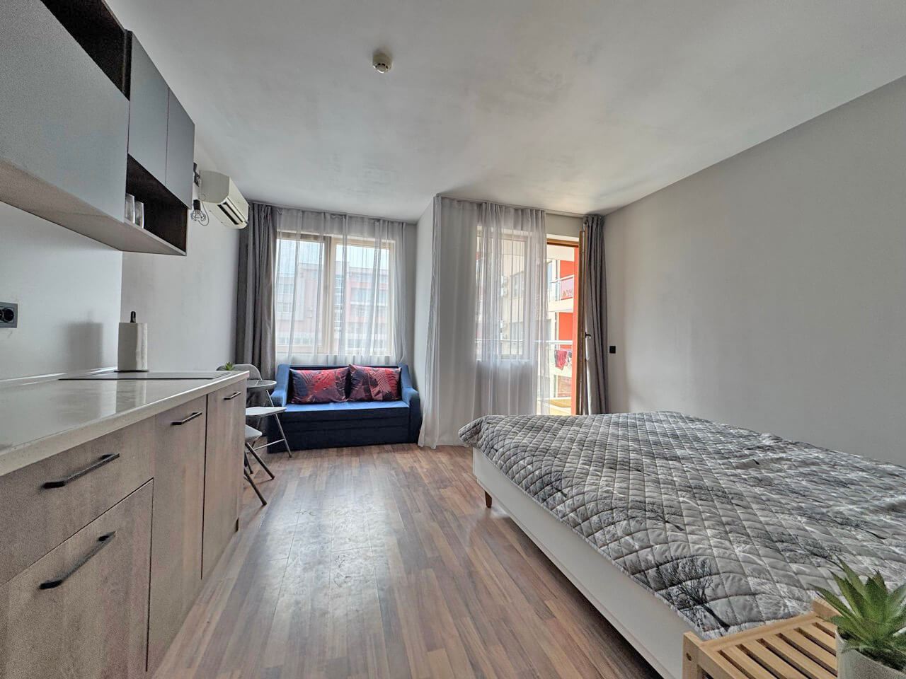 Gemütliches Studio mit Poolblick in einer prestigeträchtigen Anlage an der Grenze zwischen Nessebar und Sonnenstrand