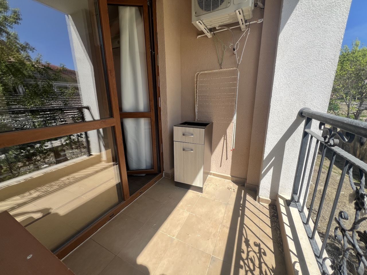 Gemütliches Studio im Herzen von Elenite – nur wenige Minuten vom Strand entfernt, in einer geschlossenen Anlage mit Pool und hervorragenden Annehmlichkeiten