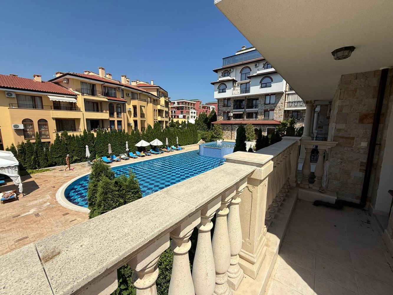 Luxuriöses Maisonette-Apartment mit großzügiger Veranda und Poolblick in Sveti Vlas