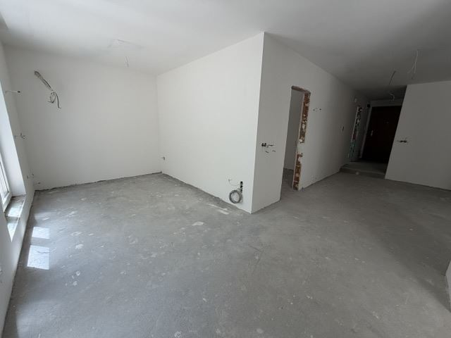 Drei-Zimmer-Wohnung mit zwei Schlafzimmern, eigenem Garten und zwei Stellplätzen in einem neuen Luxusgebäude im Herzen von Burgas