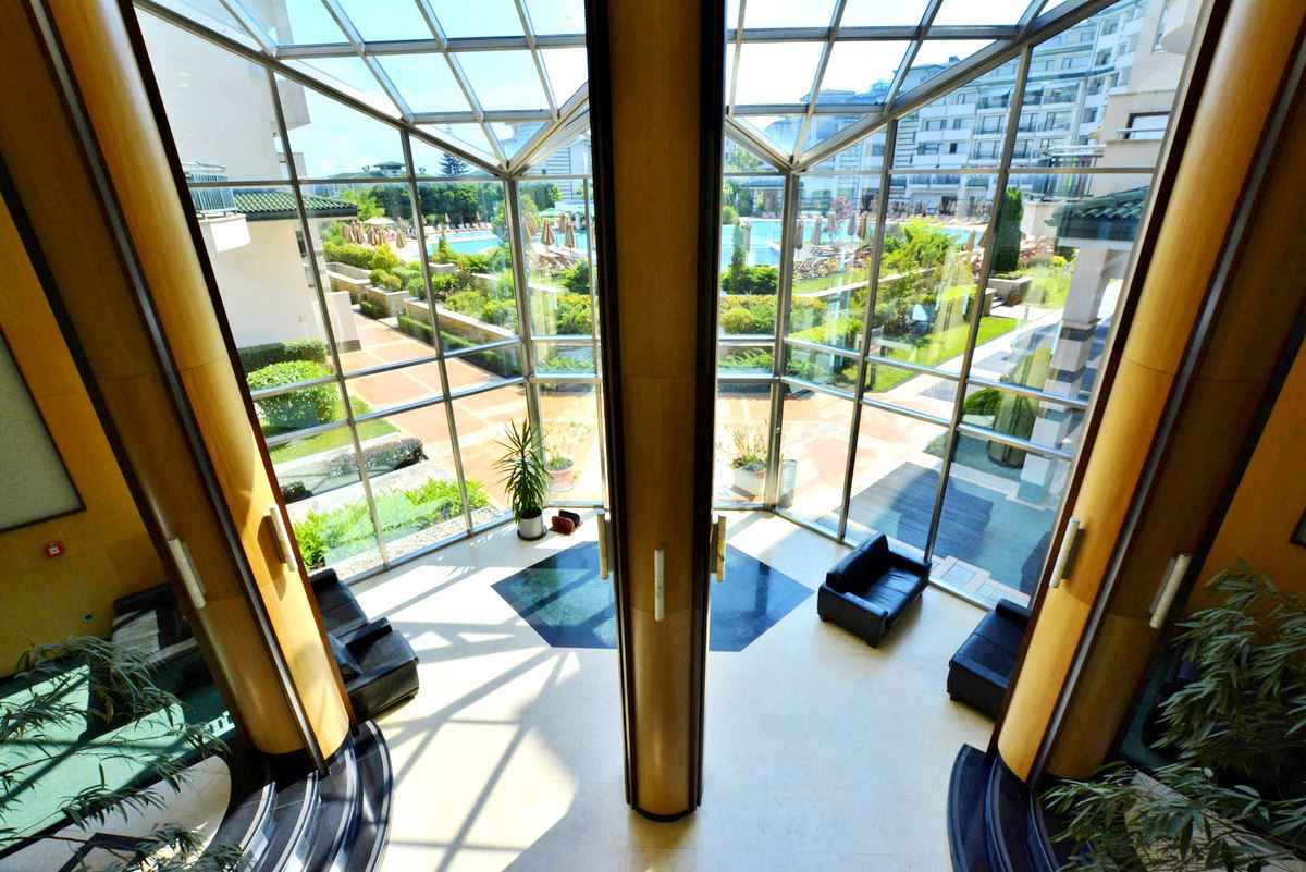 Zwei-Zimmer-Wohnung (mit einem Schlafzimmer) in erster Meereslinie in Ravda – Luxus, Natur und beeindruckender Poolblick