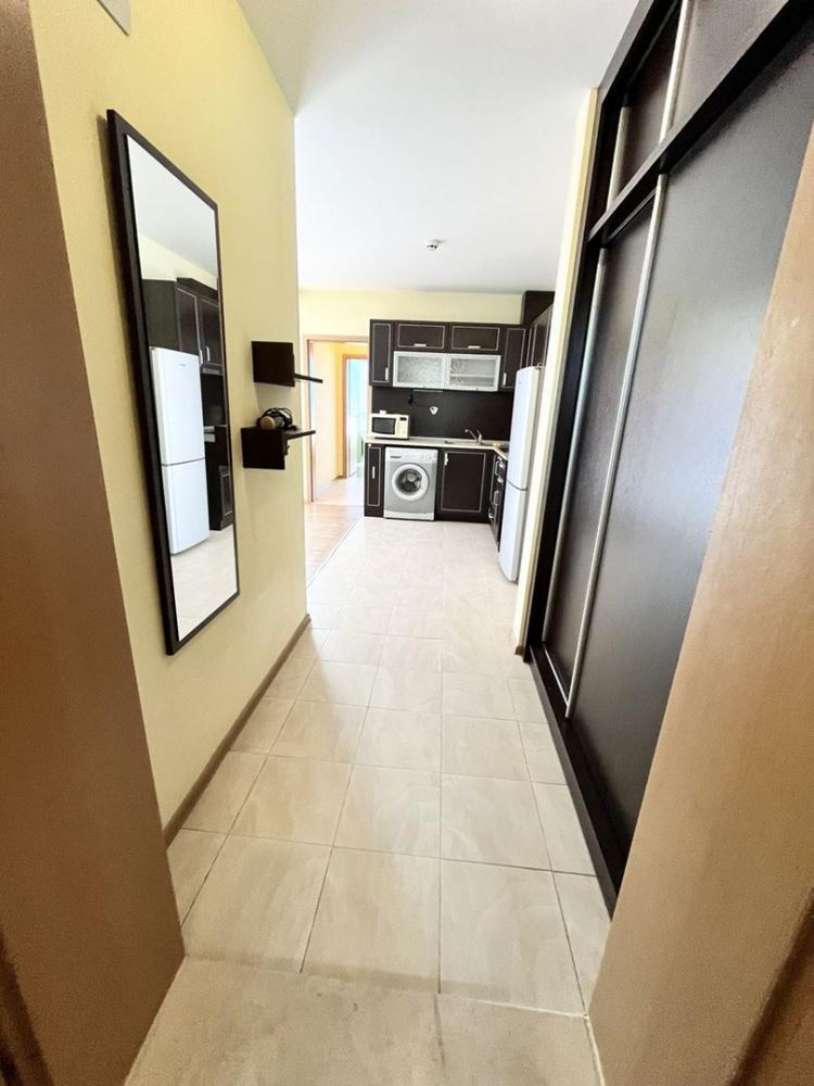 Geräumige Wohnung mit einem Schlafzimmer und Poolblick in einer hervorragend gepflegten Anlage in Pomorie
