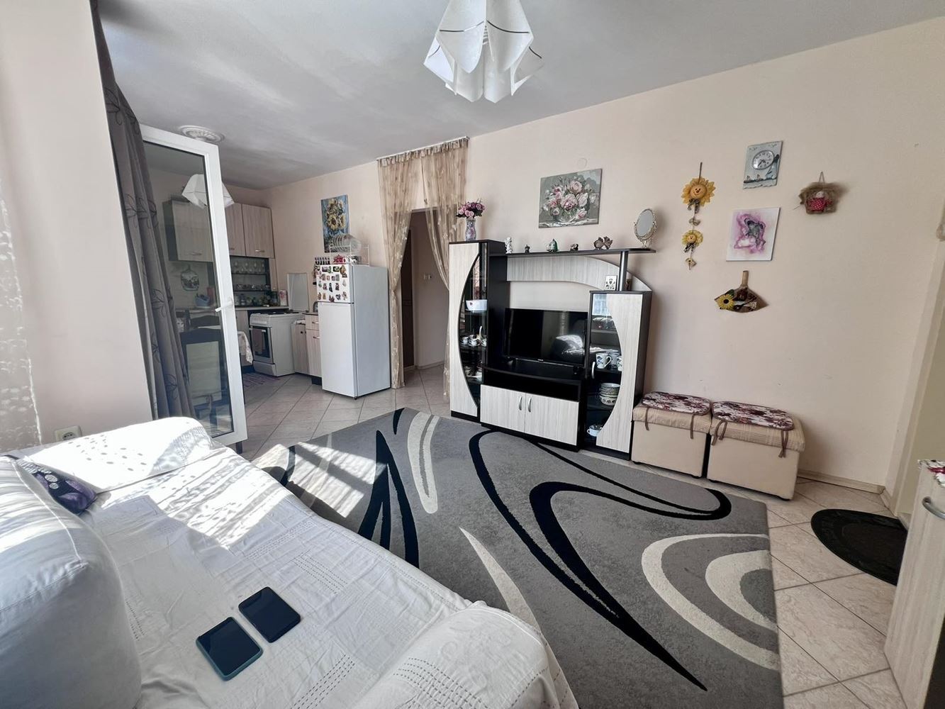 Geräumige Drei-Zimmer-Wohnung mit zwei Schlafzimmern und Blick auf den Pool in Sonnenstrand