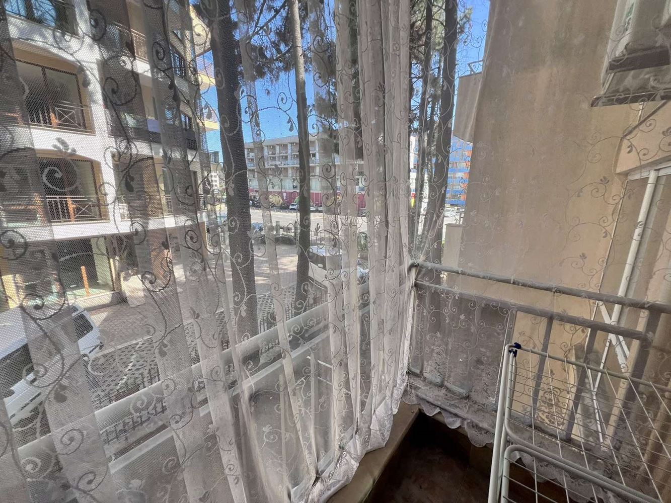 Geräumige Drei-Zimmer-Wohnung mit zwei Schlafzimmern und Blick auf den Pool in Sonnenstrand