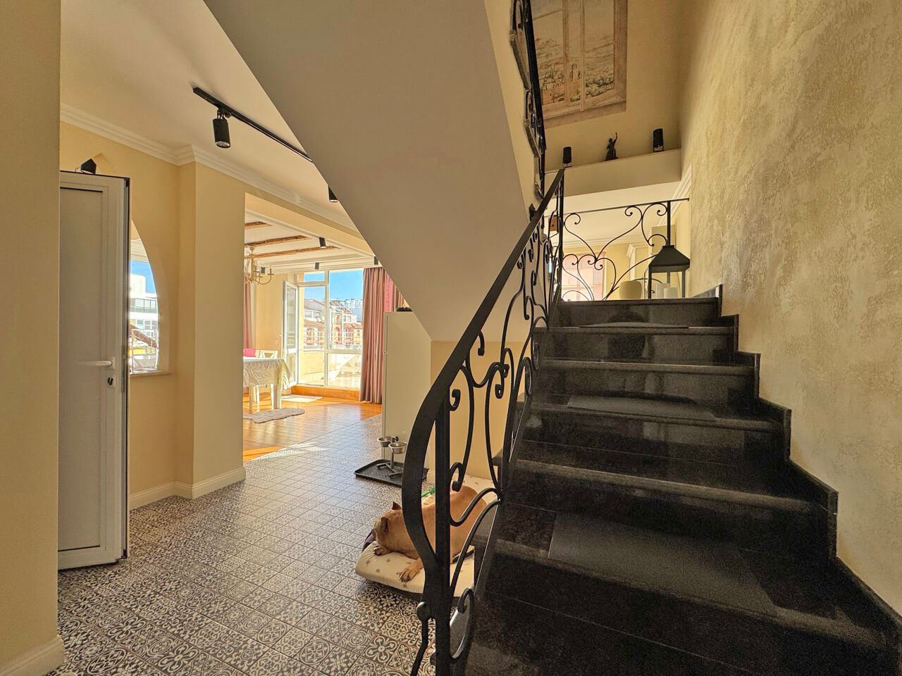 Luxuriöse Maisonette mit drei Schlafzimmern in Sonnenstrand – Großzügigkeit, Stil und Komfort. Niedrige Instandhaltungsgebühr!