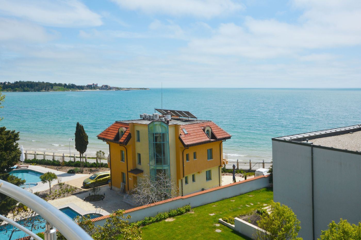 Luxuriöse Drei-Zimmer-Wohnung mit Meerblick in erster Reihe in Ravda – 114 m², zwei Terrassen und maximaler Komfort