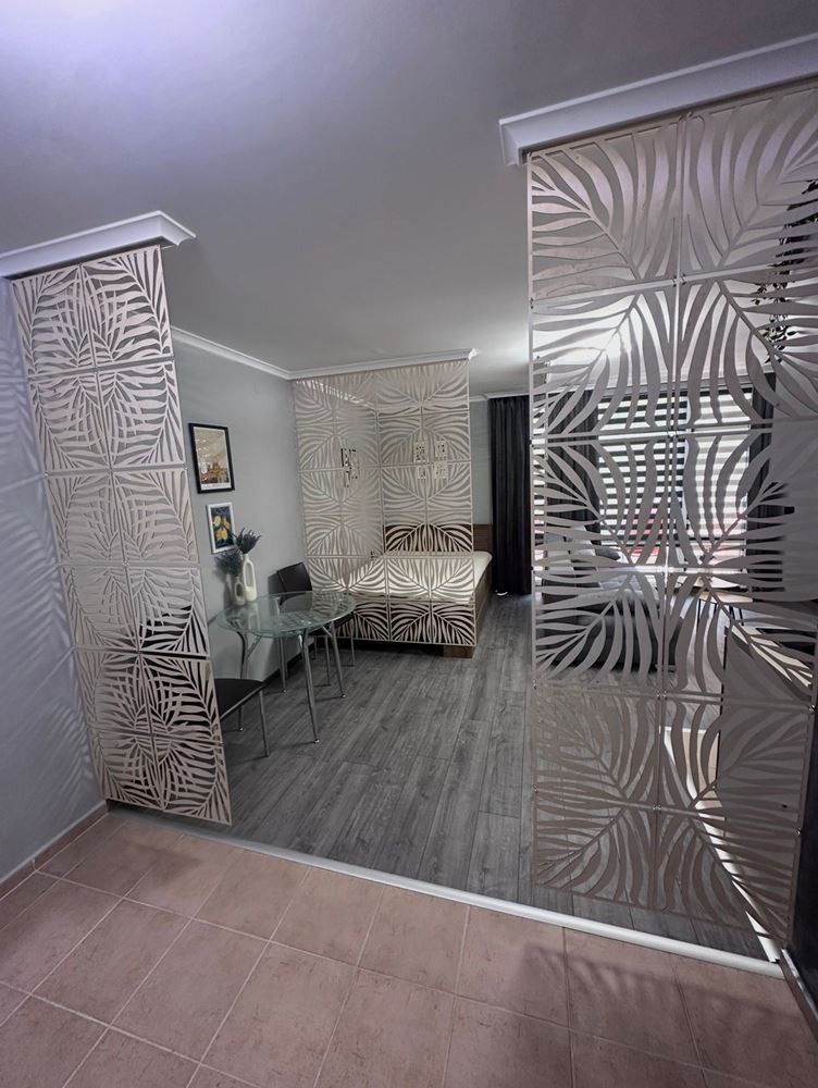 Zwei-Zimmer-Wohnung mit teilweisem Meerblick in Sveti Vlas – möbliert, nach Renovierung, in einer luxuriösen geschlossenen Anlage