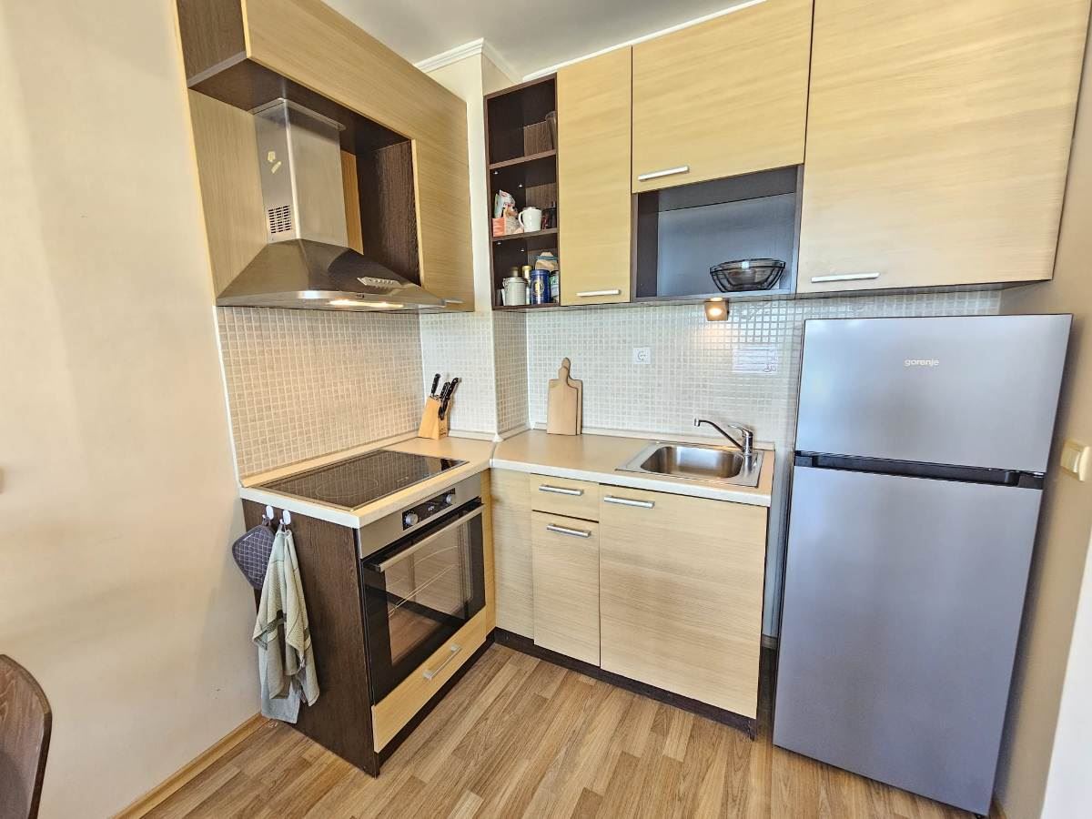 Luxuriöse Drei-Zimmer-Wohnung mit drei Schlafzimmern in erster Meereslinie in Obzor – Panoramablick auf Meer und Berge
