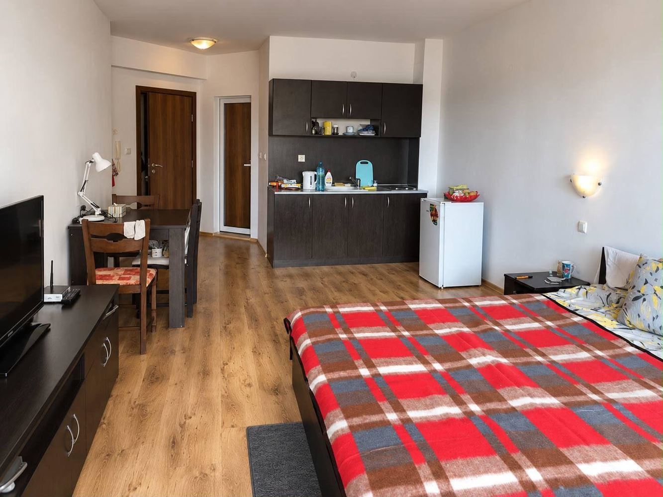 Großes Studio mit teilweise Meerblick in Sveti Vlas – hervorragende Lage und bezugsfertig