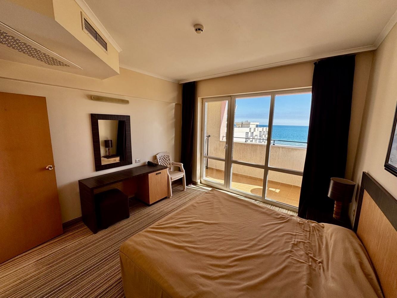 Geräumige 2-Zimmer-Wohnung mit großer Terrasse und Panoramablick auf das Meer