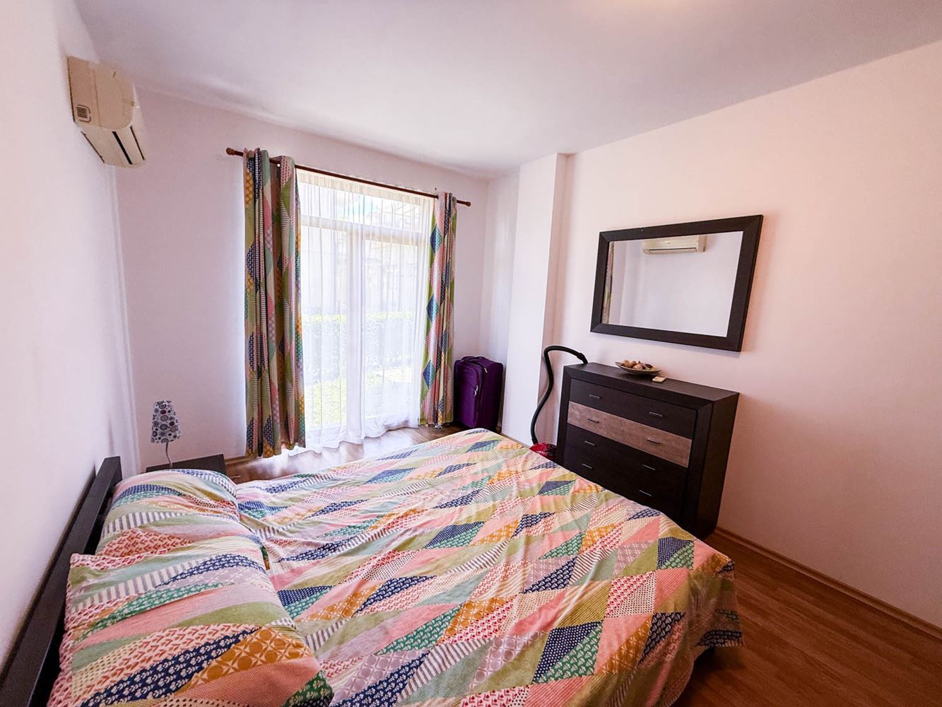 Großzügige Zweizimmerwohnung mit kleinem Privatgarten und großer Veranda in einer Anlage bei Aheloy